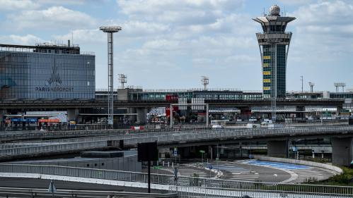 Un bus prend feu à l'aéroport d'Orly, les pompiers sont sur place, pas de blessé