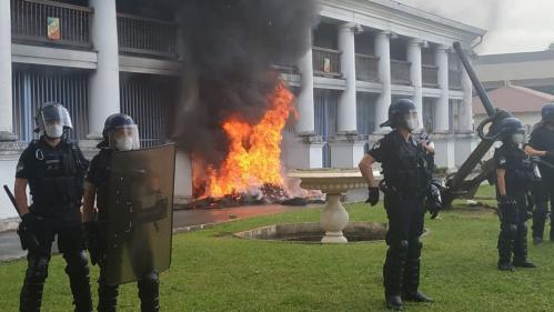 Guyane : des manifestants incendient des palettes devant la préfecture pour dénoncer la politique sanitaire durant la crise du coronavirus