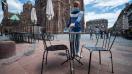 Une table d\'une terrasse de restaurant nettoyée avec un produit anti Covid-19 à Strasbourg (Bas-Rin). Photo d\'illustration. 