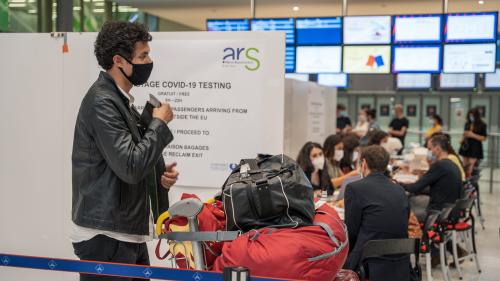 REPORTAGE. A l'aéroport de Roissy, la délicate organisation des contrôles pour arrêter le Covid-19 à la frontière