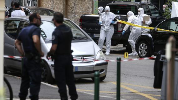 La police scientifique inspecte une scène de crime,&nbsp;le 18 juin 2020, à Ajaccio (Corse), où un homme d'une trentaine d'années a été abattu par balles.