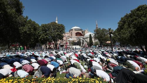 À Istanbul, des milliers de fidèles réunis pour la première prière à Sainte-Sophie depuis sa reconversion en mosquée