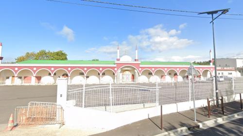 Des tags découverts sur la façade de la mosquée d'Agen, dont une croix gammée