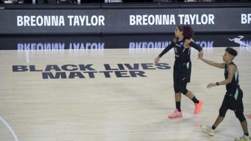 Etats-Unis : des joueuses de basket boycottent l'hymne national en hommage à une victime de violences policières