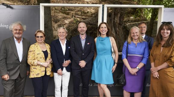 De gauche à droite&nbsp;: Dominique-Charles Janssens, Président de l’Institut Van Gogh / Marie-Christine Cavecchi, Présidente du Conseil Départemental du Val d’Oise / Vincent Willem van Gogh, arrière-petit neveu de Vincent van Gogh / Wouter van der Veen, Directeur Scientifique de l\'Institut Van Gogh / Emilie Gordenker, Directrice du Musée Van Gogh d\'Amsterdam / Barbara Vroom-Cramer, Présidente de la Fondation Van Gogh / Friso Wijnen, Conseiller culturel et de la communication, Ambassade des Pays-Bas à Paris / Janne Heling, Membre du conseil d’administration de la Fondation Van Gogh