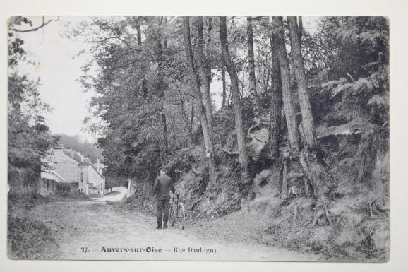 Carte postale ‘rue Daubigny, Auvers-sur-Oise’ dans laquelle le tableau ‘Racines’ (1890) de Van Gogh a été reconnu, 1900-1910