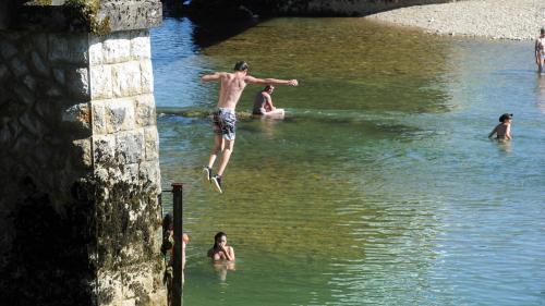 Noyades : des adolescents sautent de ponts 