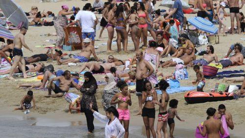 Marseille ouvre une plage toute la nuit et fait grincer des dents en pleine crise sanitaire