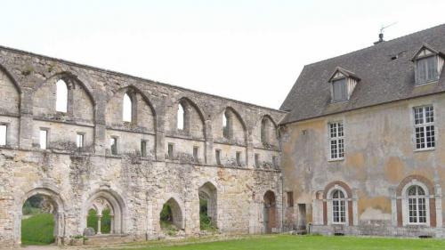 A l'Abbaye de Mortemer, dans l'Eure, on vient rendre visite aux fantômes