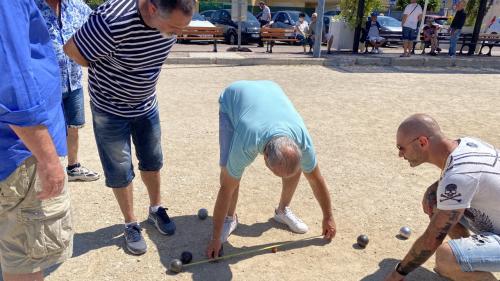 franceinfo junior. Comment jouer à la pétanque ?