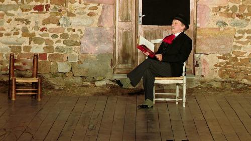 Lecture de Philippe Caubère, conte irlandais, musique et théâtre au programme du Footsbarn festival dans l'Allier