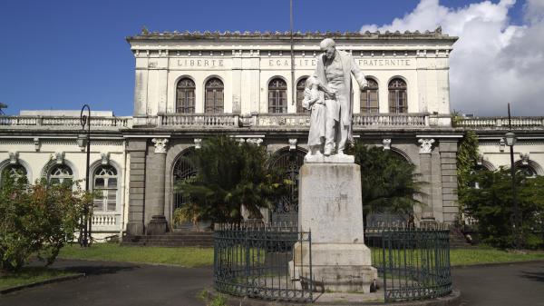 Le journal des Outre-mers. Statues déboulonnées aux Antilles