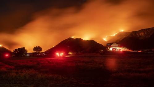 Etats-Unis : les pompiers peinent à contenir un incendie à l'est de Los Angeles