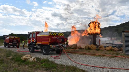 Rideau d'eau et cabine surpressurisée : comment les pompiers près de Martigues s'entraînent à se protéger des flammes