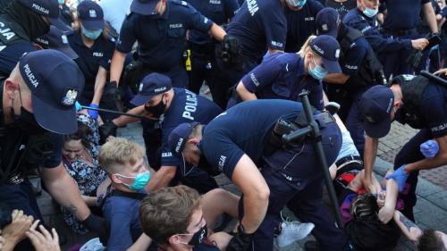 Pologne : des manifestants tentent d'empêcher l'arrestation d'une militante LGBT