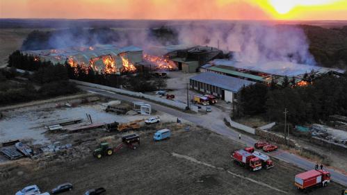 Côte-d'Or : important incendie dans une exploitation agricole, 9 500 m² de fourrage et de matériels se sont embrasés