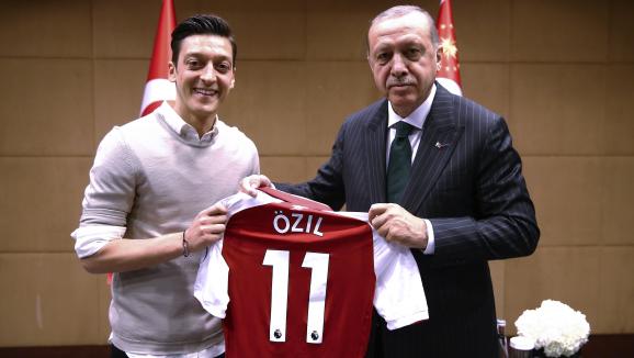 Mesut Ozil und Präsident Erdoan stehen am 13. Mai 2018 in London zusammen.