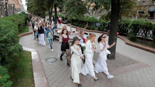 EN IMAGES. Chaînes humaines, fleurs et opérations escargot : malgré la répression, la contestation se poursuit en Biélorussie