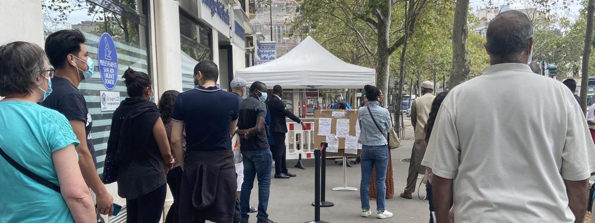 Deux longues files d\'attente pour se faire&nbsp;dépister du coronavirus devant un laboratoire du XIIe arrondissement de Paris, le 14 août 2020. D\'un côté, les asymptomatiques, de l\'autre, ceux qui&nbsp;pensent avoir&nbsp;été en contact avec le Covid-19.