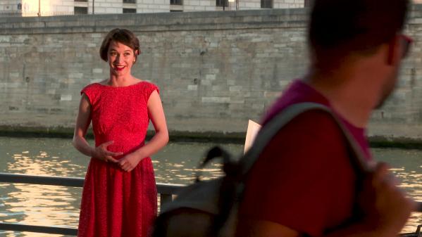 Une Américaine à Paris : la jeune soprano Amelia Feuer enchante les soirées des bords de Seine avec ses concerts improvisés