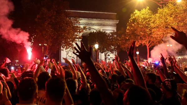 Football : à Paris, une liesse populaire qui ne respecte pas les gestes barrières