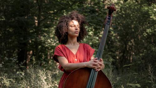 Sélène Saint-Aimé, jeune pépite de la contrebasse, explore les terres du jazz jusqu'à la lune