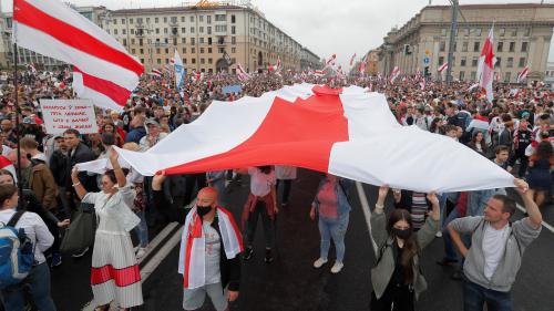 Biélorussie : des dizaines de milliers de personnes manifestent de nouveau à Minsk