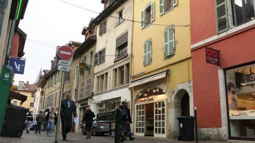 Haute-Savoie : un homme tire sur sa psychologue à Annecy, la victime gravement blessée