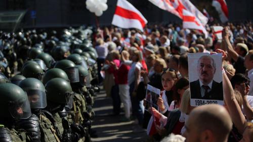 Biélorussie : des dizaines de milliers de manifestants défilent encore contre le président Loukachenko