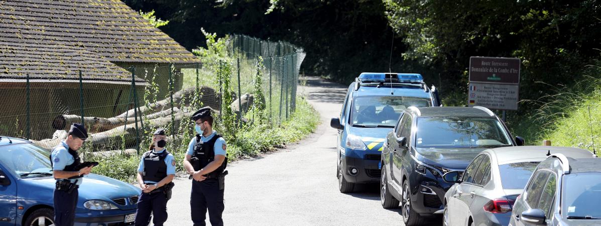 Après la découverte d\'un corps près d\'une voiture calcinée à Chevaline en Haute-Savoie, les forces de l\'ordre ont bouclé le secteur, le 2 septembre 2020.