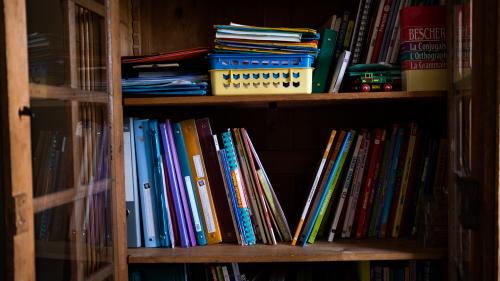 Nord : des bénévoles aident les enfants à faire leurs devoirs dans un centre social