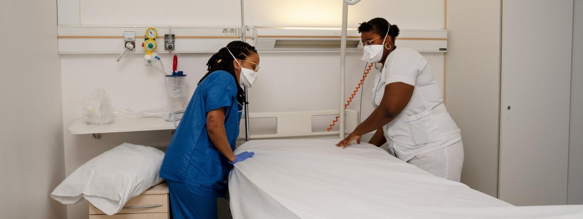 Des soignants préparent une chambre de patient à l'hôpital Saint-Camille de Bry-sur-Marne (Val-de-Marne) le 29 avril 2020.