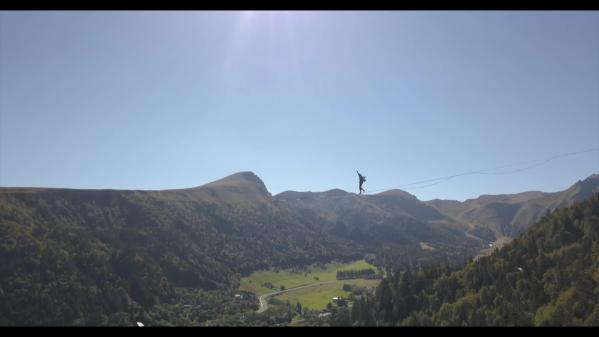 Une slackline 200 mètres d'altitude au-dessus du Tour de France