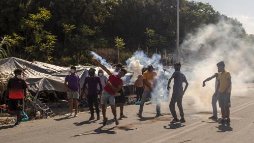 Grèce : des heurts éclatent entre des migrants et la police à Lesbos, après l'incendie de leur campement