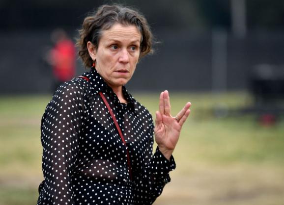 L\'actrice Frances McDormand, le 11 septembre à Pasadena (Californie, Etats-Unis), lors de la première en mode drive-in du film \"Nomadland\" de l\'Américaine Chloé Zhao.