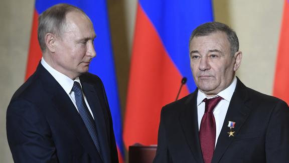 Vladimir Poutine décore le milliardaire Arkady Rotenberg lors d’une cérémonie à Sebastopol, 18 mars 2020.