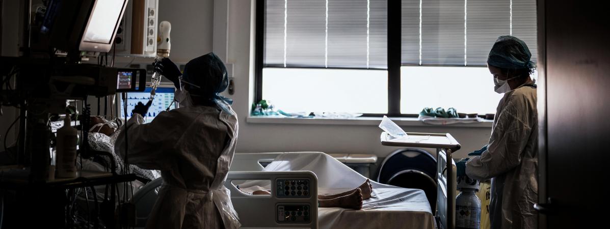 Des membres de l\'équipe médicale dans une unité de soins intensifs à l\'hôpital Croix-Rousse de Lyon, le 15 septembre 2020.