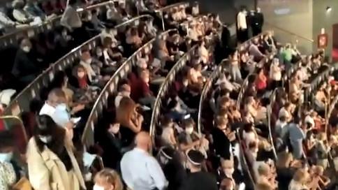 VIDEO. Covid-19 : le public d'un théâtre de Madrid se rebelle contre l'absence de distanciation physique au balcon