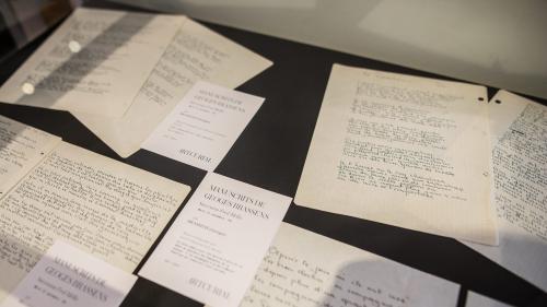 Des manuscrits de Georges Brassens s'arrachent pour cinq fois leur estimation chez Artcurial à Paris