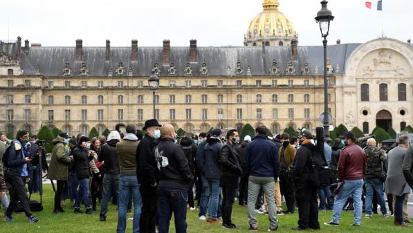 Covid-19 : des patrons de bars manifestent à Paris contre les nouvelles restrictions