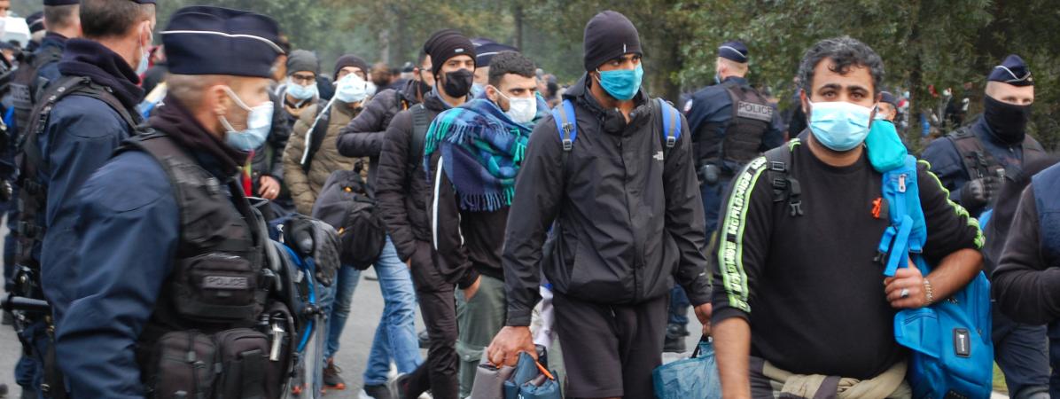 Des migrants sont évacués d\'un camp installé à Calais (Pas-de-Calais), mardi 29 septembre 2020.&nbsp;