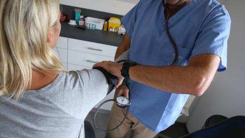 Les inégalités d'accès aux soins se sont creusées en France, selon une étude