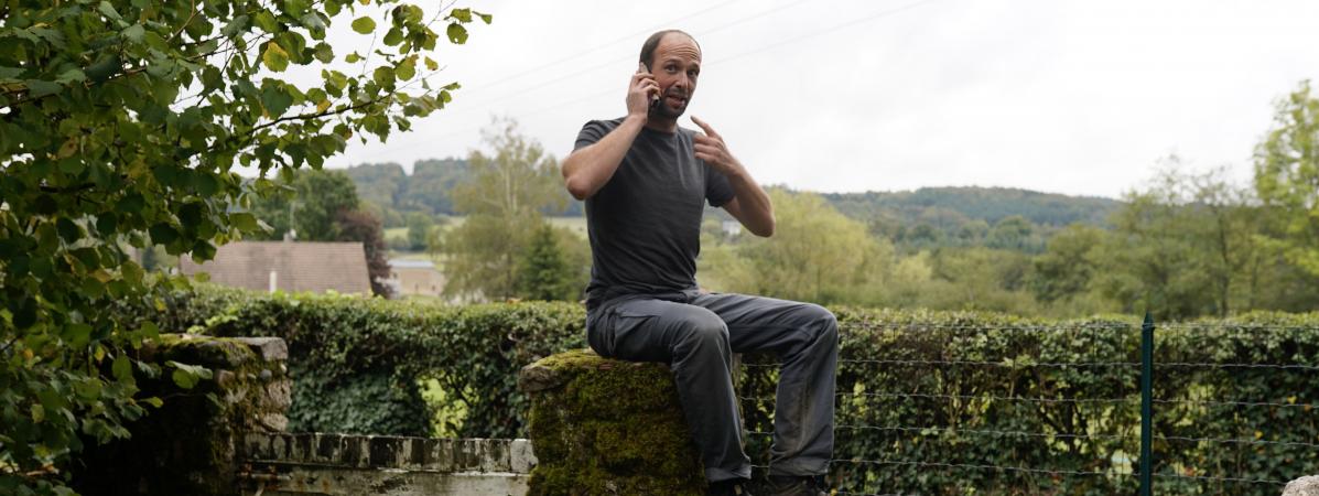 Mathias Dolidon, habitant de Brassy (Nièvre), a pris l\'habitude de s\'asseoir sur le&nbsp;muret de son jardin pour capter le réseau mobile.