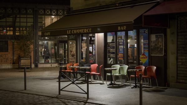 Alerte maximale : le paradoxe de la fermeture des bars et de l'ouverture des restaurants parisiens