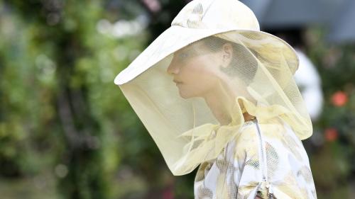 Protectrice et sensuelle, la mode à la Paris Fashion Week au temps du Covid