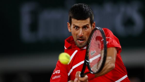 Roland-Garros : Novak Djokovic domine Stefano Tsitsipas et rejoint Rafael Nadal en finale