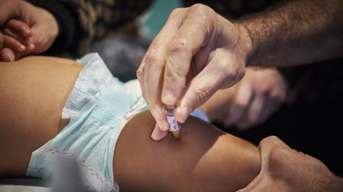 Covid-19 : vaccins, dépistage des cancers... le retard lié à l'épidémie n'est pas rattrapé