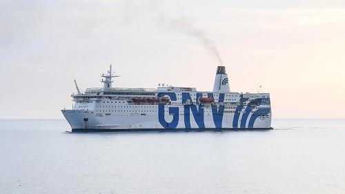 Un ferry mouille au large du port de Sète après des suspicions de Covid-19