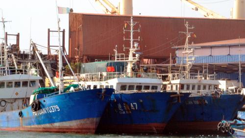 Les bateaux-usines pillent les eaux poissonneuses du golfe de Guinée aux dépens des populations, affirme Greenpeace