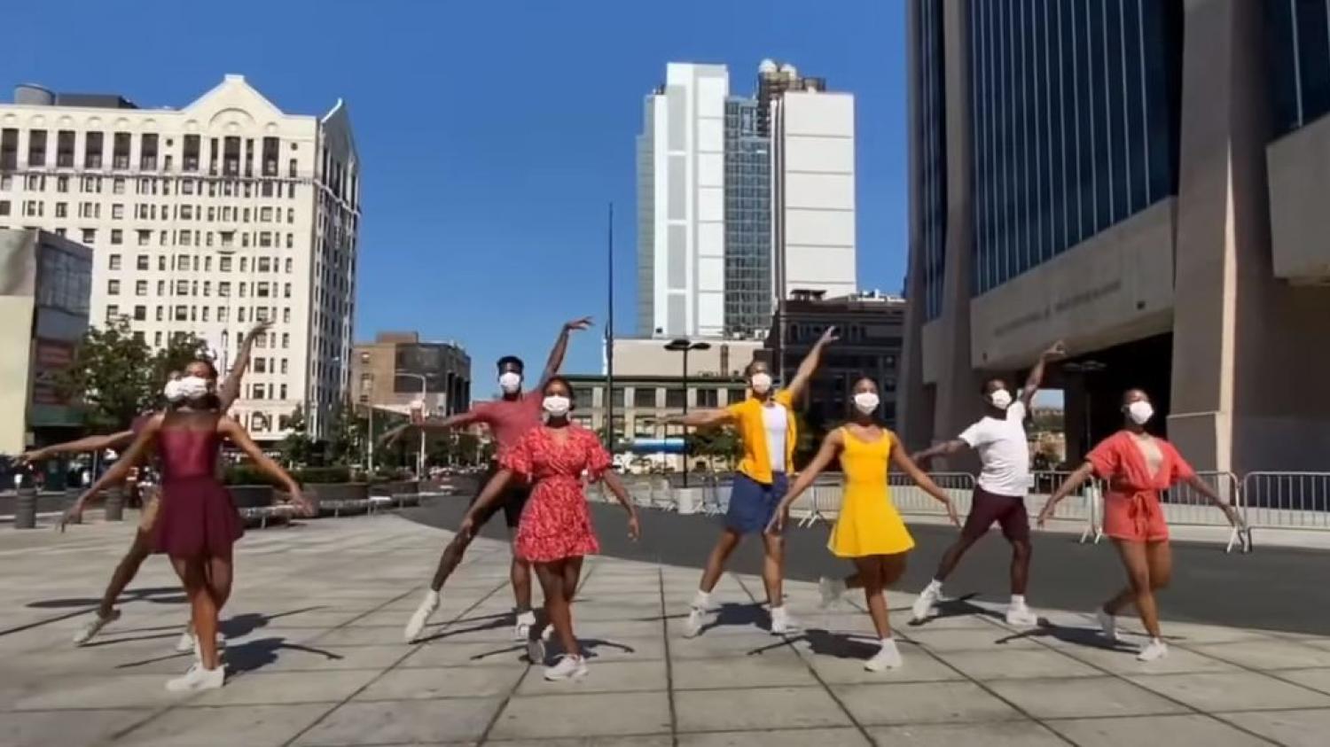 VIDEO.  In New York, ballet scenes in the streets of Harlem